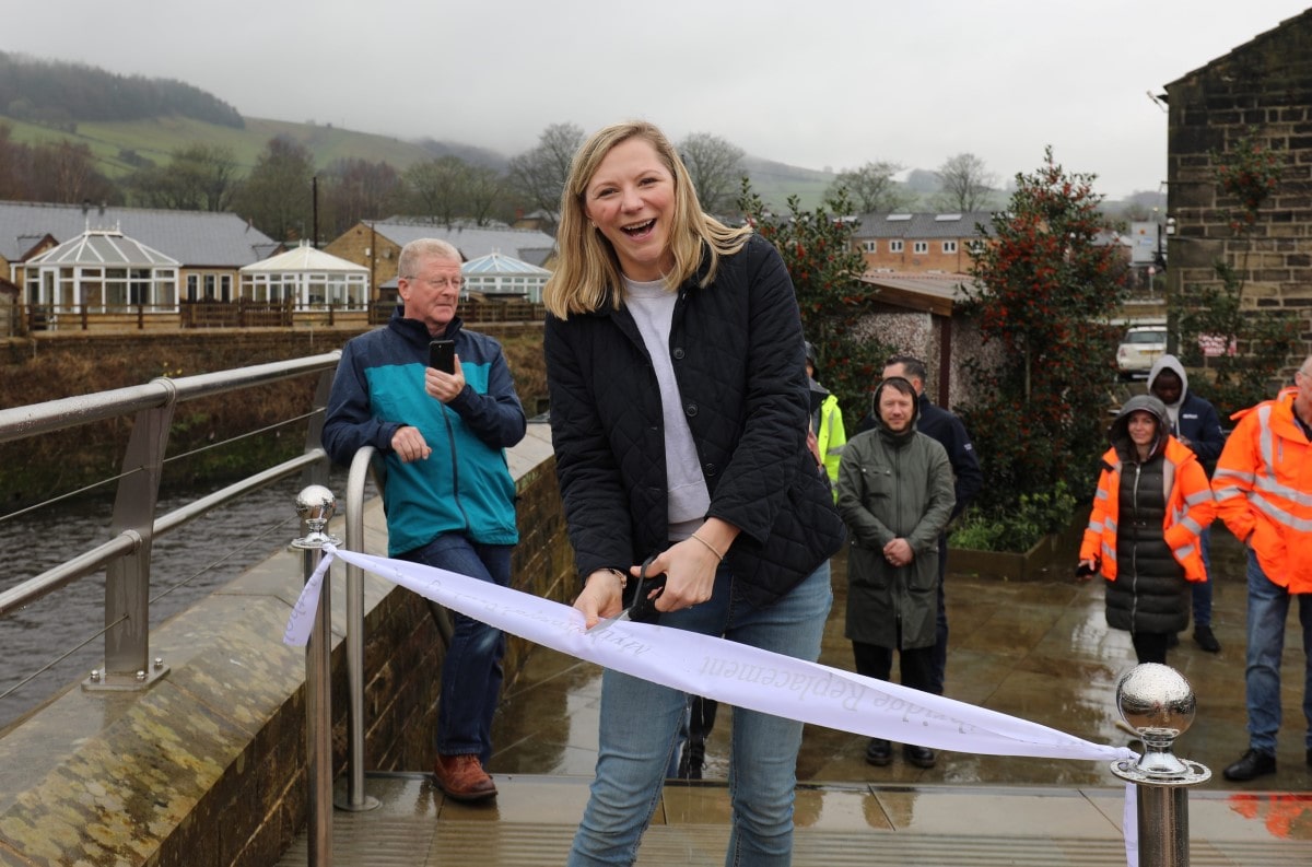 Jo Ward from Jo’s Kitchen cut the ribbon to mark the official opening of the bridge. 